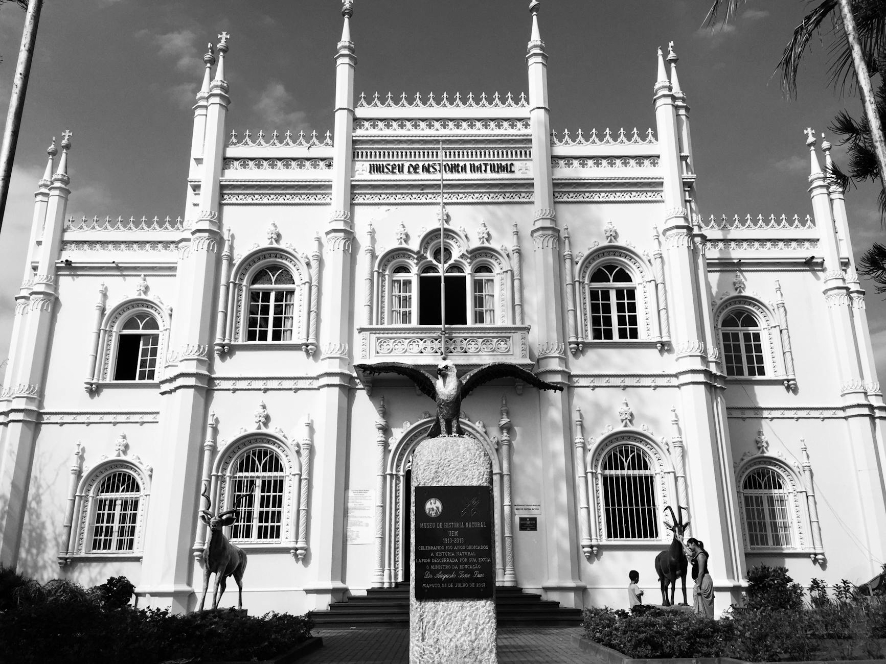 Panorama Ostrowca Świętokrzyskiego z widocznymi elementami przemysłowymi i zabytkową architekturą.